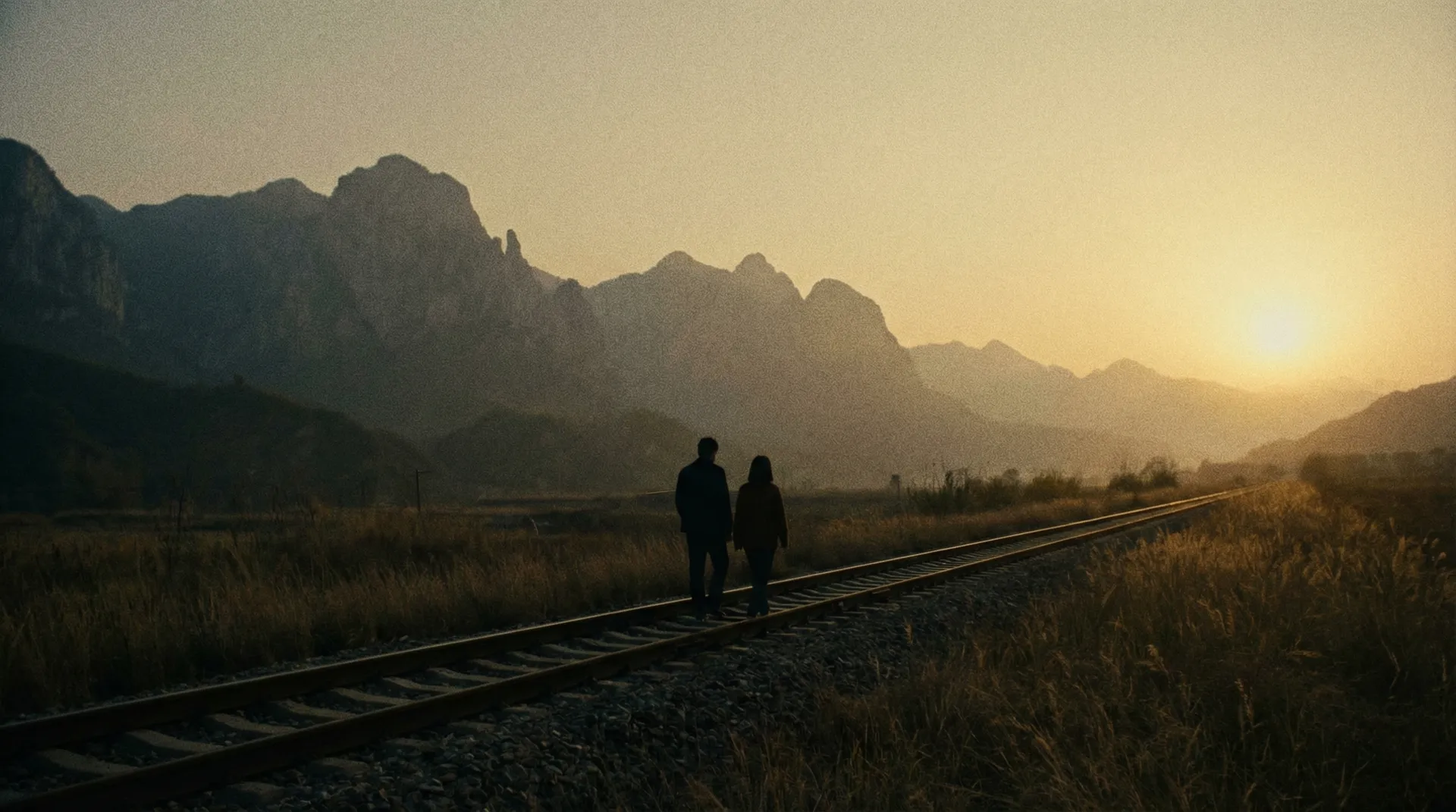 国产独立短片《铁轨尽头》 - 国产自拍